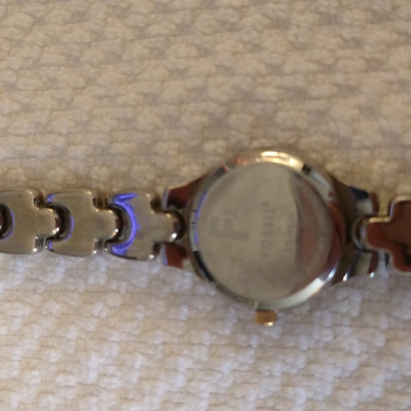 VGUC Fossil silverlink watch. Letters are in gold. - Picture 3 of 8